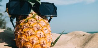 Ananas-na-plazy-w-okularach-przeciwslonecznych