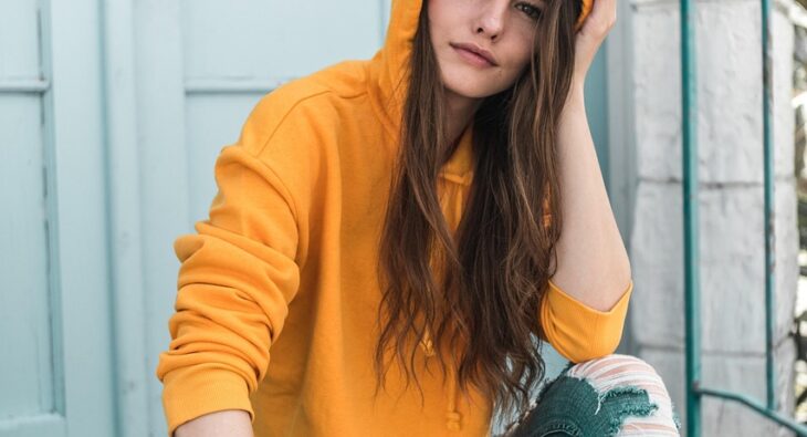 Jak nosić bluzę patriotyczną w stylu streetwear? Oto proste triki dla kobiet!